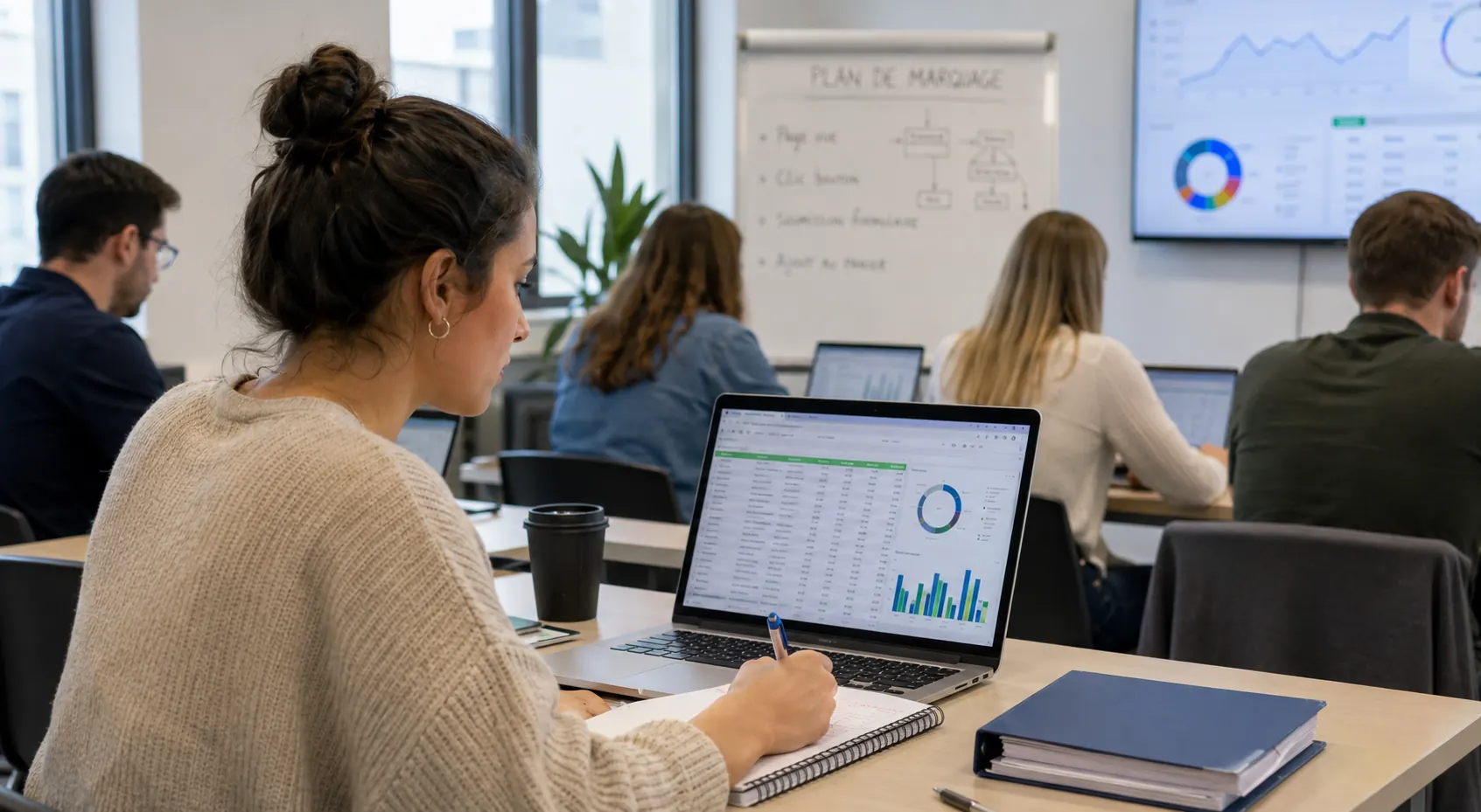 Participante suivant une formation Web Analytics sur ordinateur avec tableaux de bord, graphiques et données de trafic.